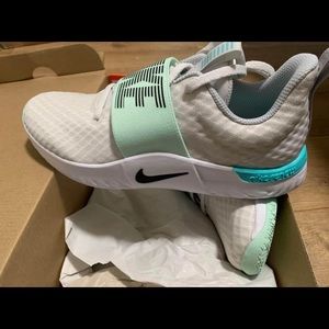 NEW Women’s Nike - SIZE 7.5